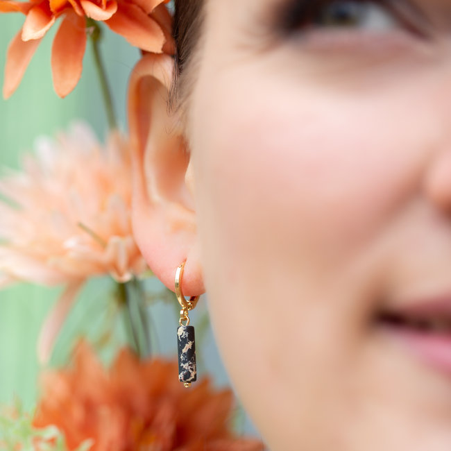 Biba Goud oorbellen met zwart natuur steentje