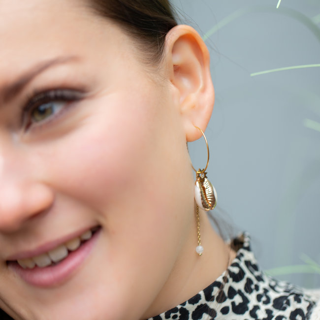 Day & Eve  Schelp goud oorbellen creolen