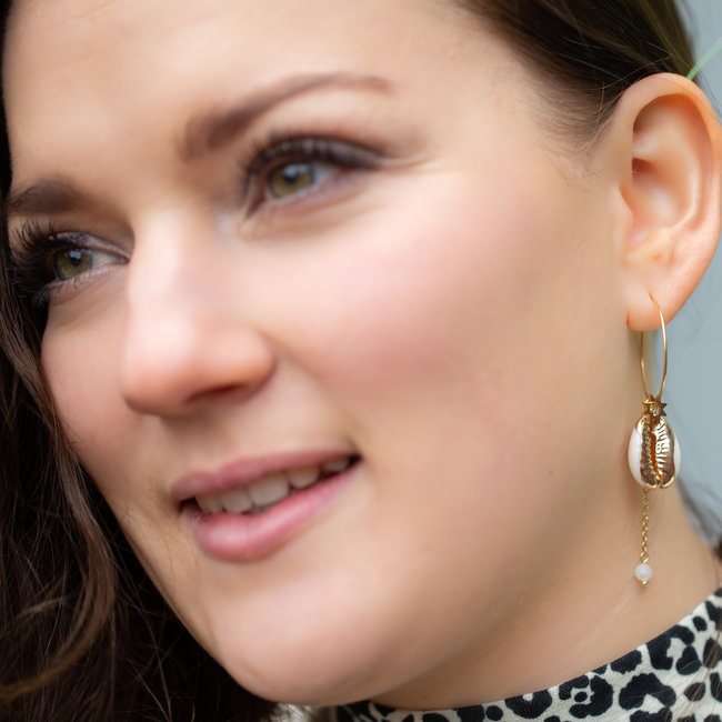 Day & Eve  Schelp goud oorbellen creolen