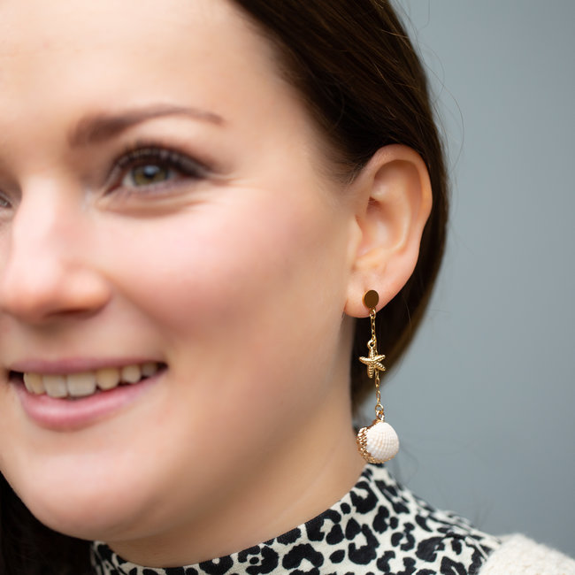 Day & Eve  Schelp goud oorbellen lang