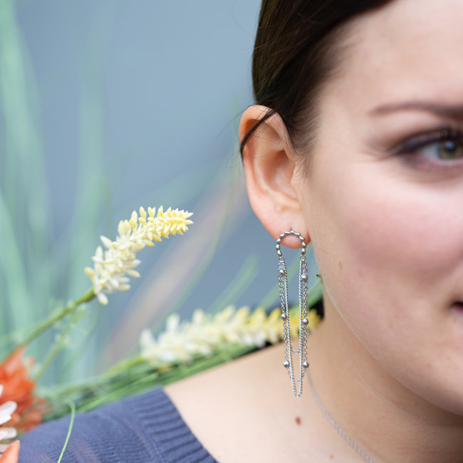Day & Eve  Zilver bolletjes oorstekers met kettinkjes