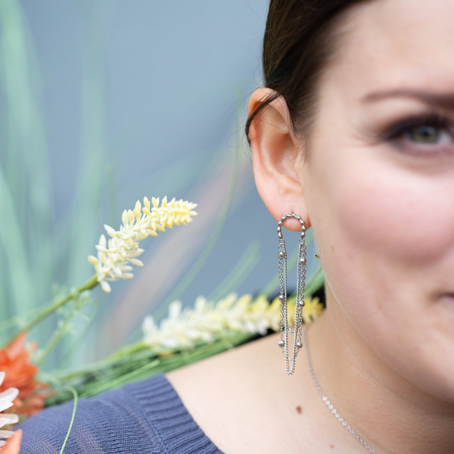 Day & Eve  Zilver bolletjes oorstekers met kettinkjes