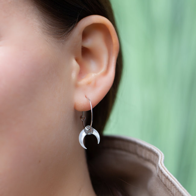 Day & Eve  Zilver oorbellen met witte halve maan hanger