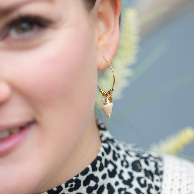 Day & Eve by Go Dutch Label Gouden creolen met schelp en parel