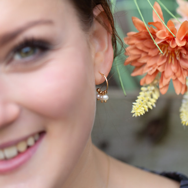 Biba Goud oorbellen met witte parels