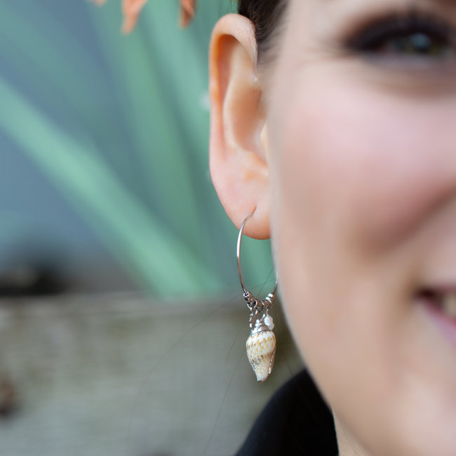 Day & Eve  Zilveren creolen met schelp en parel