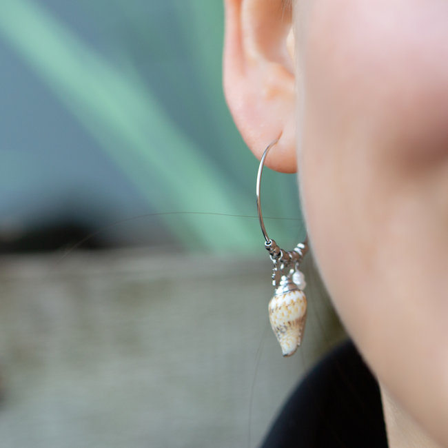 Day & Eve  Zilveren creolen met schelp en parel