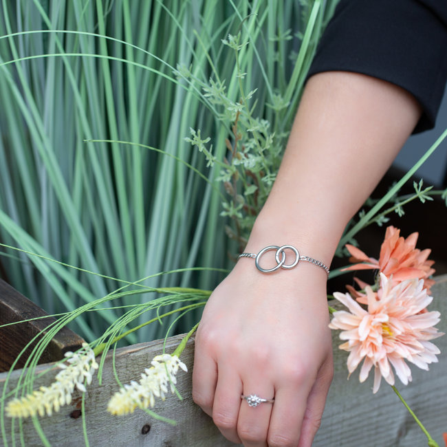 Day & Eve by Go Dutch Label Zilver armband  twee verbonden ringen