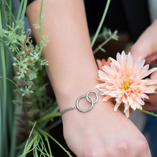 Day & Eve  Zilver armband  twee verbonden ringen