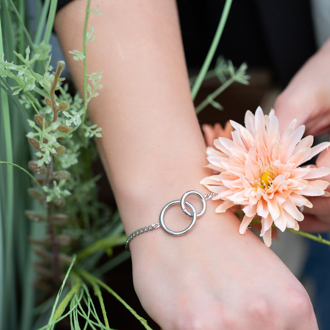 Day & Eve  Zilver armband  twee verbonden ringen