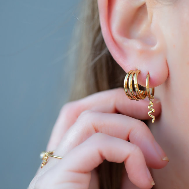 Goud triple oorbellen of slang
