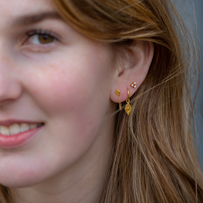 KARMA Gousen oorstekers met ruitje en kettinkje