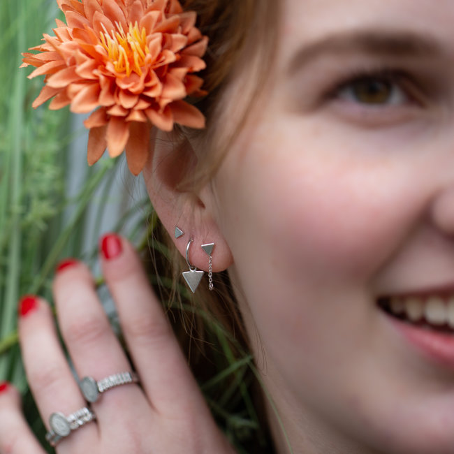 KARMA KARMA oorringen driehoekje zilver