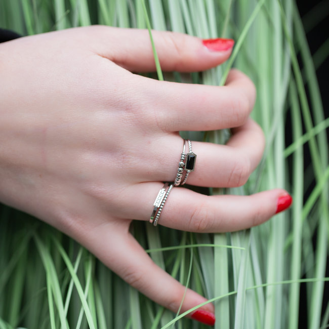 Charmins Ring zilver met rechthoekig zwart steentje