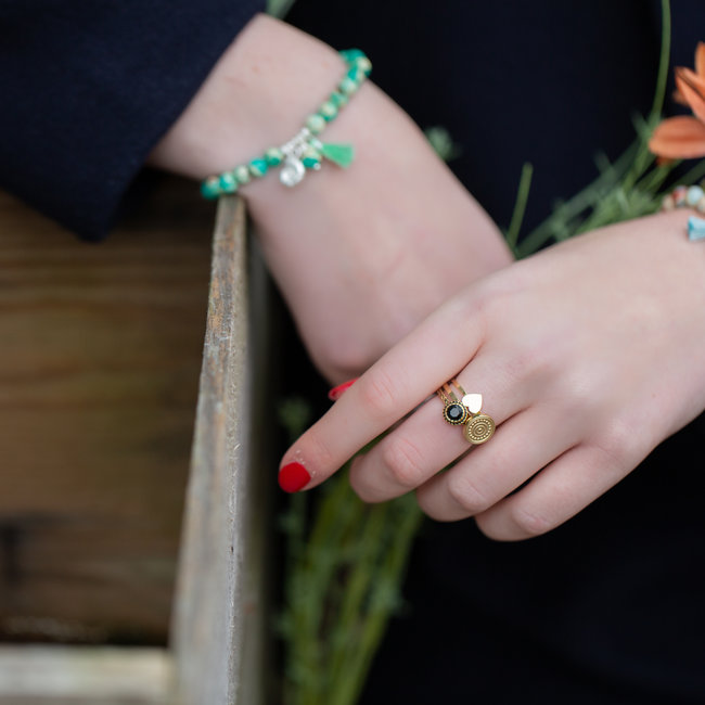Biba Kralenarmband groen natuursteen met kwast en schelp