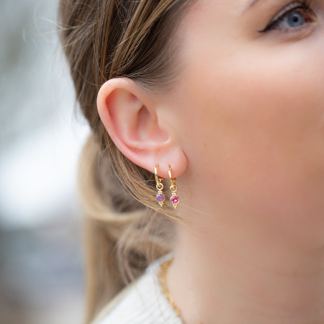Biba Biba gouden oorringen met een crystal steen in lila en donkerroze