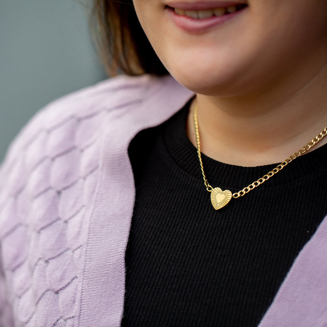 Goud schakelketting met hart en stralen