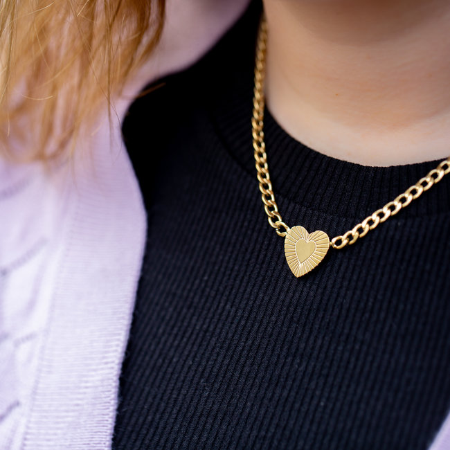 Goud schakelketting met hart en stralen