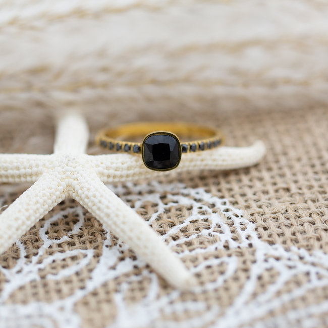Ixxxi ring goud met zwarte steen