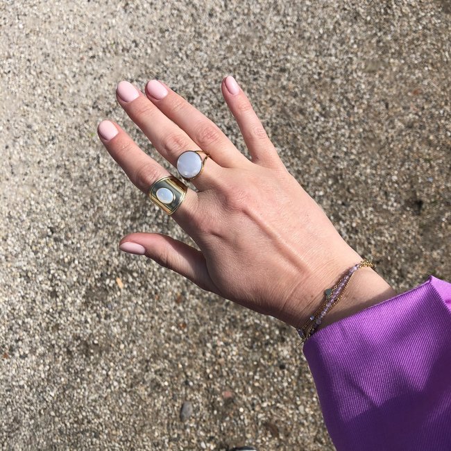Gouden ringen met witte steen