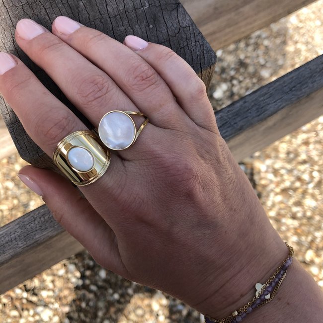 Gouden ringen met witte steen