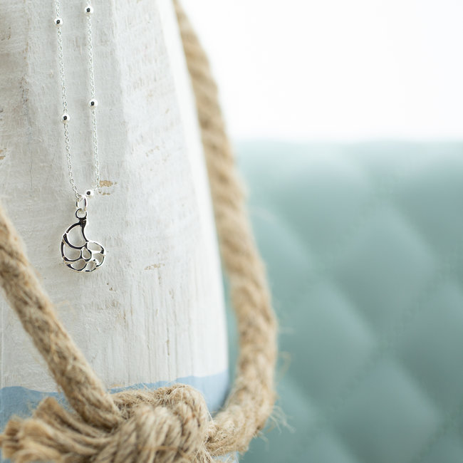 Biba Zilver bolletjes ketting met schelp