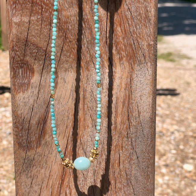 Ketting goud met blauwe kralen en grote steen