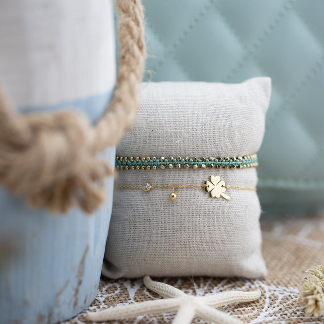 Goud klaver armband en turquoise bolletjes armband