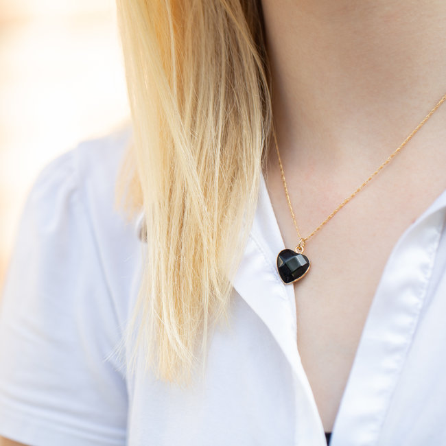 Gouden ketting met zwart facet hart