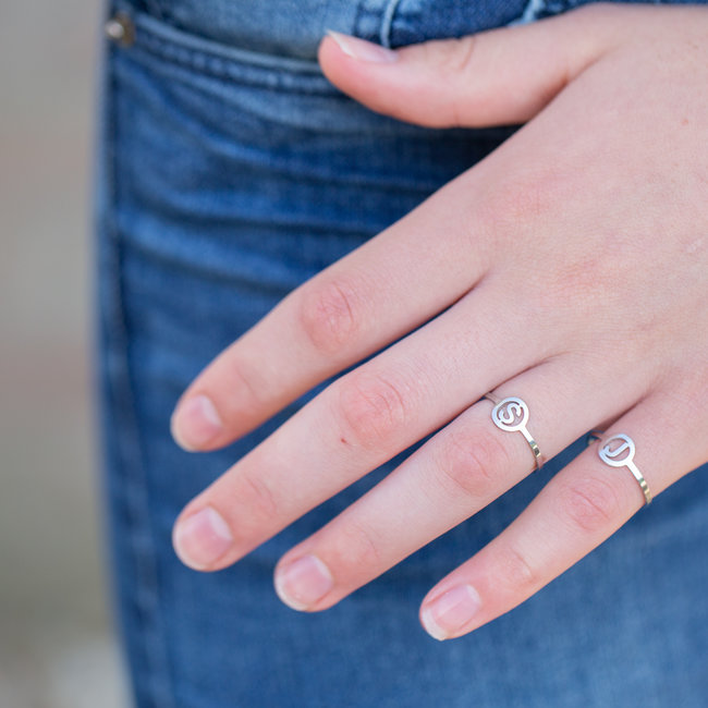 Letter ring zilver