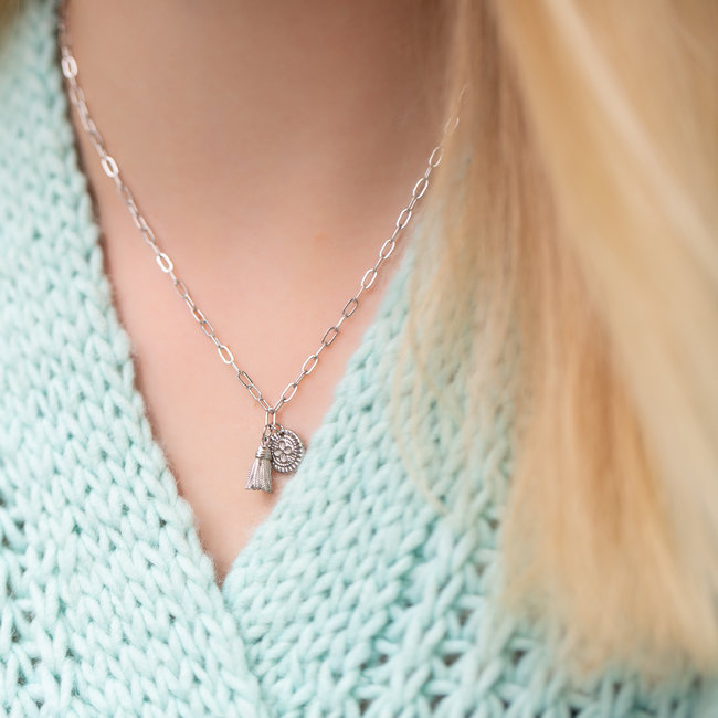 Ketting zilver schakels met kwast en munt