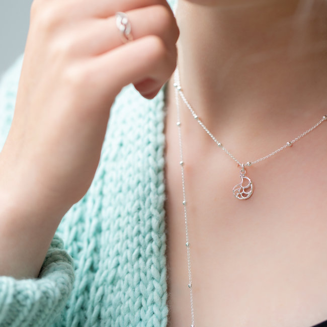 Biba Zilver bolletjes ketting met schelp