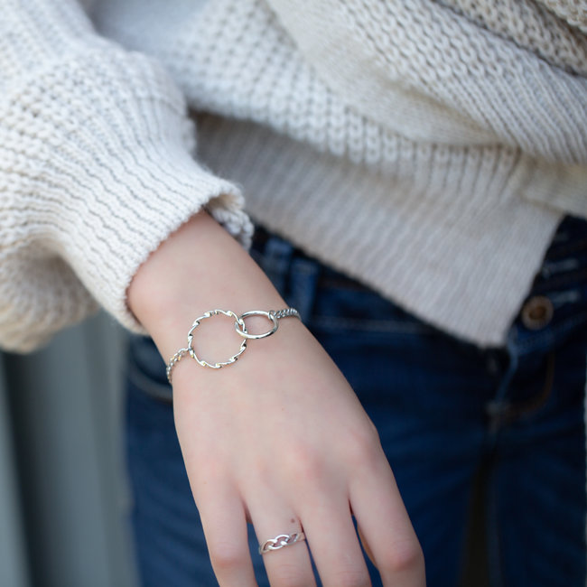 Day & Eve  Zilver schakelarmband  twee verbonden ringen