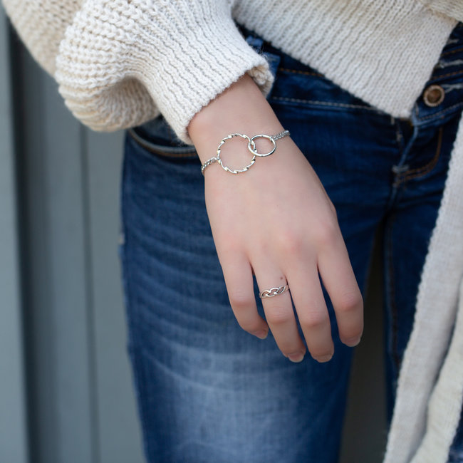 Day & Eve  Zilver schakelarmband  twee verbonden ringen