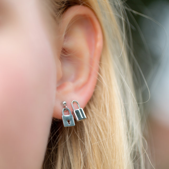 Day & Eve  Slotjes oorbellen zilver (achterste)