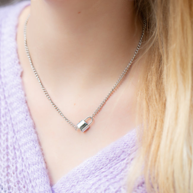 Zilveren schakelketting met slot