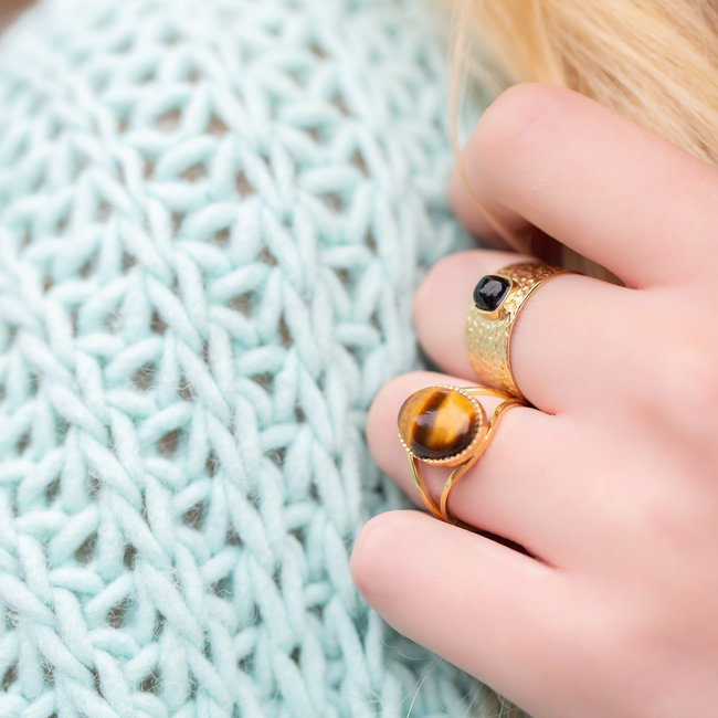 Gouden ringen met tijgeroog of onyx