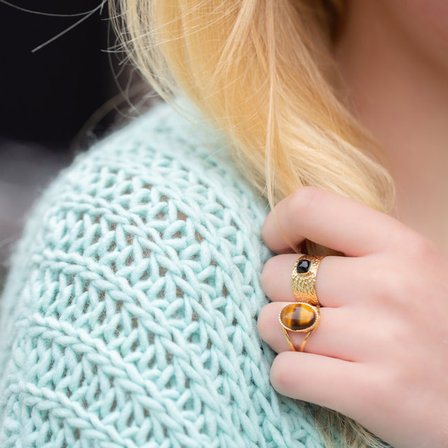 Gouden ringen met tijgeroog of onyx