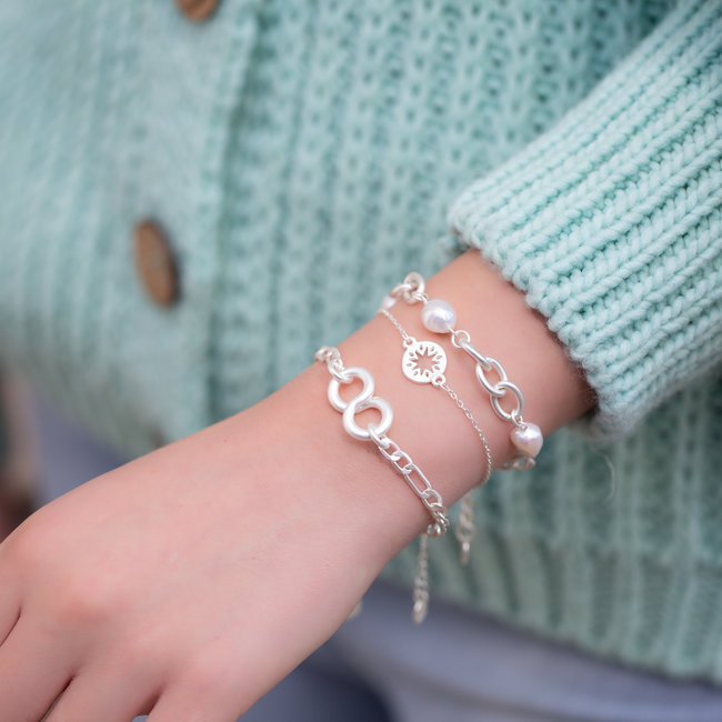 Matzilver armbanden met schakels, munt en parels