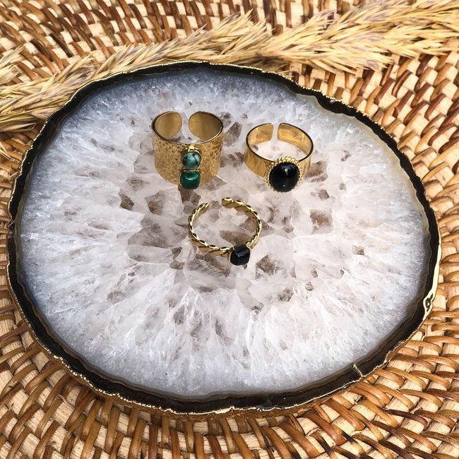 Gouden trendy ringen met zwarte of groene steen