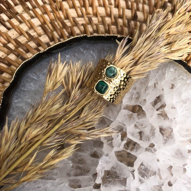 Gouden trendy ringen met zwarte of groene steen