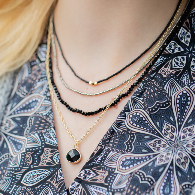 Biba Vierdubbele goud met zwarte ketting en mooie steen