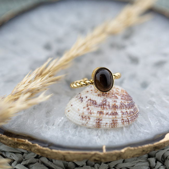 Goud gevlochten ring met bruine steen