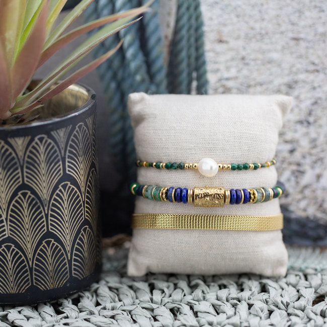 Goudkleurige armbanden met groen en blauw