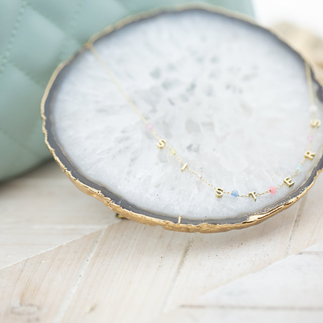 By Jam Gioielli Goud met pastel sisters ketting