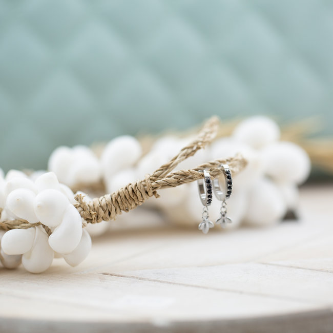 Day & Eve by Go Dutch Label Creolen zilver met zwarte steentjes en bijtje