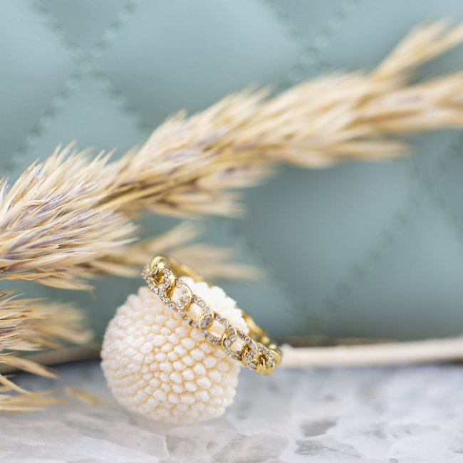 Goud schakel ring met crystal steentjes