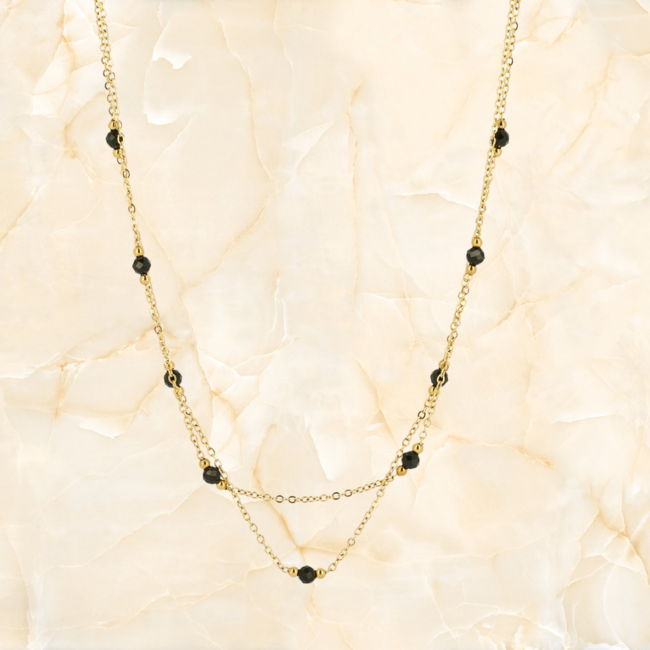 Dubbele goudkleurige ketting met zwarte facetkraaltjes