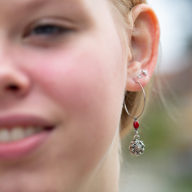 Zeeuws Oorbellen ringen met koraal kleur steentje en zeeuwse knop