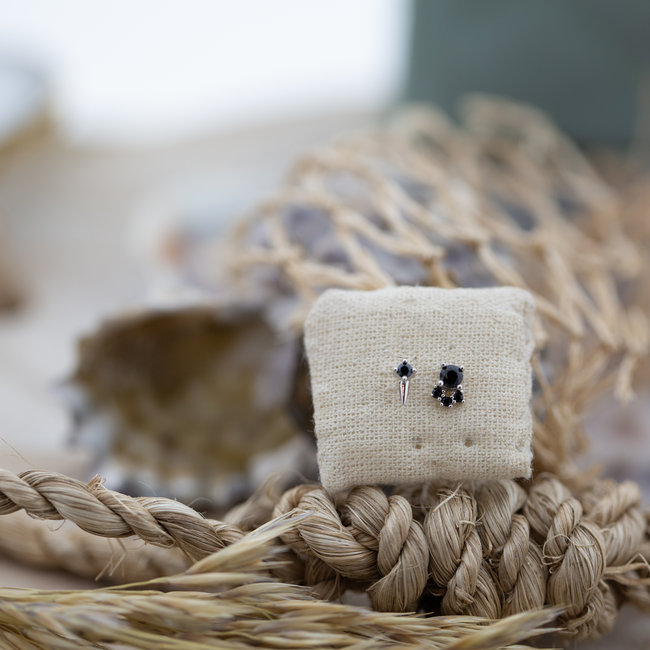KARMA Zilver met zwarte zirconia oorbellen